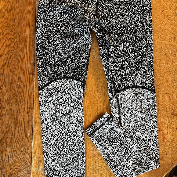 Lululemon leggings - like new - Picture 4 of 5